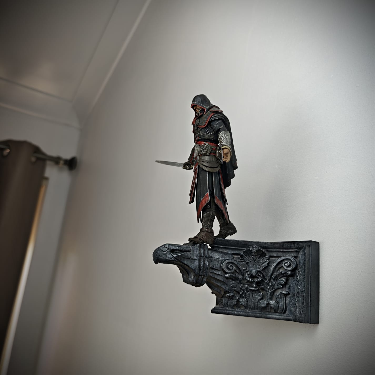.Wall-Mount Gargoyle Stand